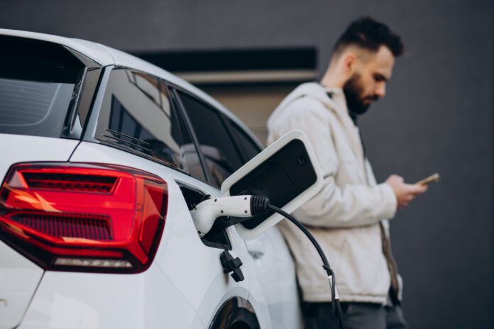 🇬🇧 Global EV sales hit record 2.1 million units in September